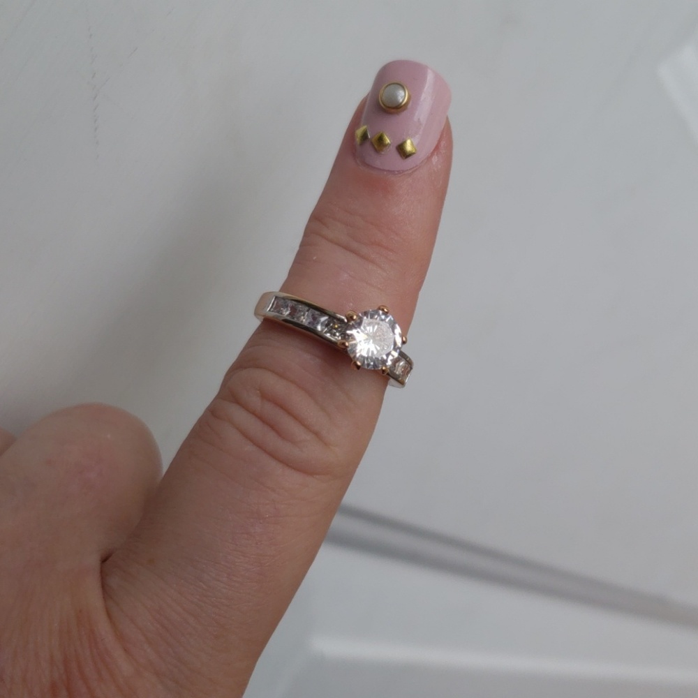 Gorgeous 18kgp ring w CZ Diamond - Picture 3 of 6